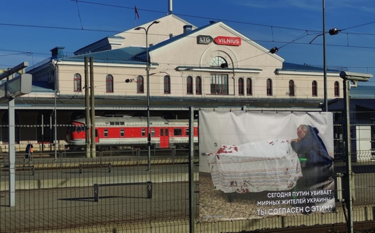 Video: Fotky z války na Ukrajině na Vilniuském nádraží. Jaké jsou reakce Rusů?