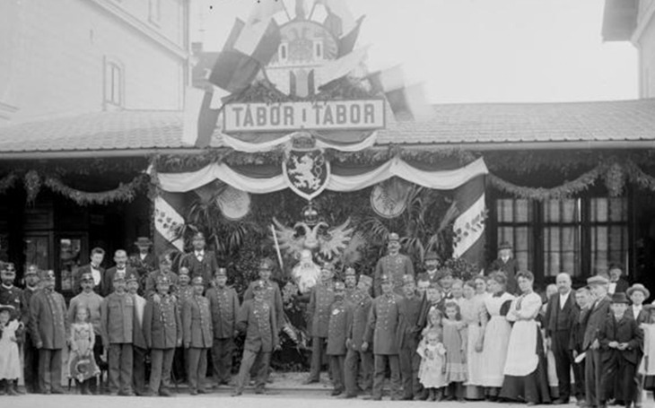 FOTOGALERIE: Císař pán v Táboře na nádraží. Jak vypadala návštěva Františka Josefa I. v roce 1901?