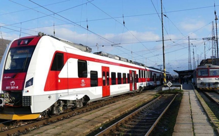 Železniciam chýbajú automaty, poplatok 50 centov za kúpu lístka vo vlaku sa odkladá