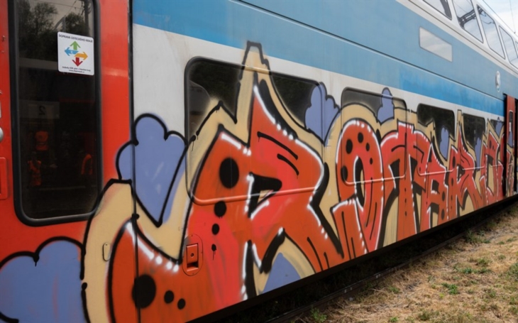 Až rok za mřížemi hrozí vandalům, kteří ve Všetatech poničili vlak