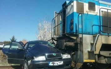 Po zrážke vlaku s osobným autom zomreli dve deti