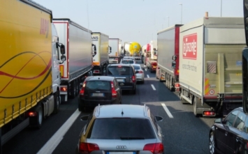 Přeplněné silnice – poloprázdné železnice: Budou v ČR jezdit kamiony v neděli?