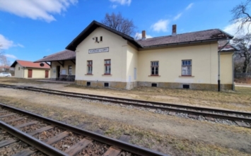 Tip na prázdninový výlet: Ubytujte se v drážním domku u úzkokolejky