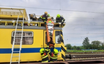 Zraněný na střeše vagonu po zásahu elektrickým proudem? Drážní hasiči cvičili…